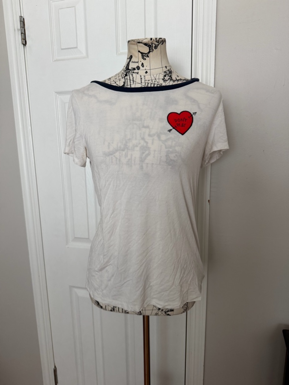 American Eagle Soft & Sexy graphic tee White Tee Red Heart Patch Sz M